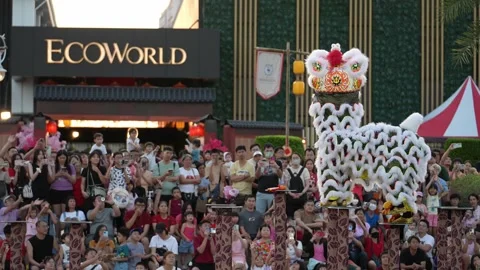 Stilt lion dance performance at Eco World plaza Stock-Footage 332734260