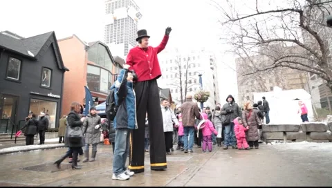 Stilt walker  playing with kids   Video stock 1101293