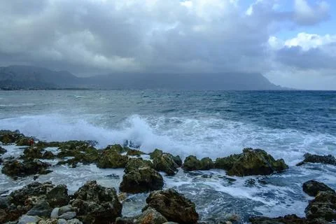  Stimmung mit Wellen am Felsstrand von Isola delle Femmine, Palermo, Sizil... Stock Photos