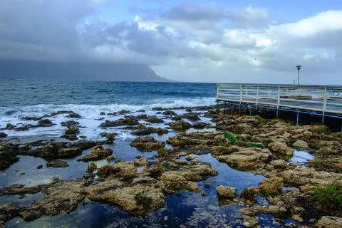  Stimmung mit Wellen am Felsstrand von Isola delle Femmine, Palermo, Sizil... Stock Photos