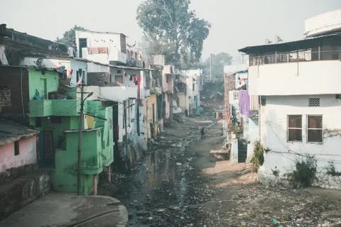 A stinking sewage flow in the slums. Poor area of Haridwar, India. House poor Foto stock