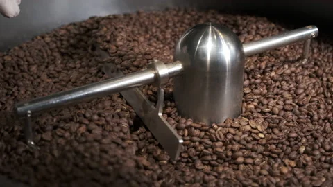 Stir the coffee after roasting. Slow motion. 库存影片 209315325