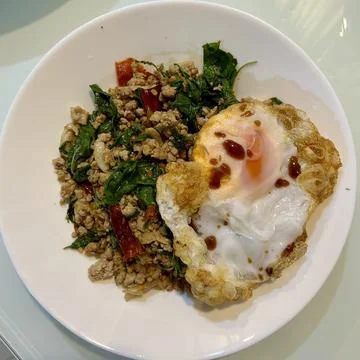 Stir-fried basil with fried eggs, delicious. Foto stock