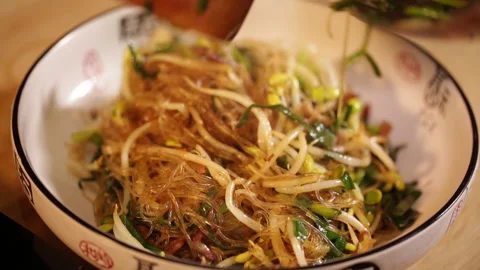 Stir fried bean sprouts and mixed vegetables in non stick pot (7) Video stock 202156042