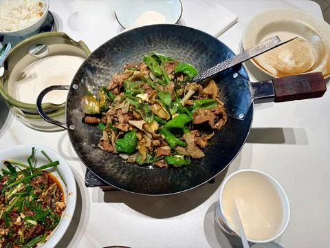 Stir-fried Beef with Green Peppers in a Wok Fotos de archivo