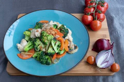 Stir fried chicked with several type of vegetables as side dish for Chinese m Stock-Fotos
