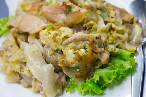 Stir fried flat noodle and chicken and egg Thai street food Foto stock