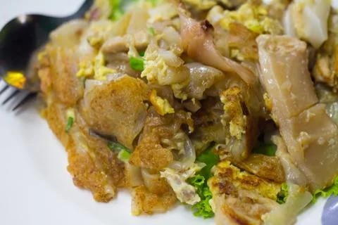 Stir fried flat noodle and chicken and egg Thai street food Foto stock
