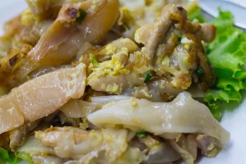 Stir fried flat noodle and chicken and egg Thai street food Foto stock