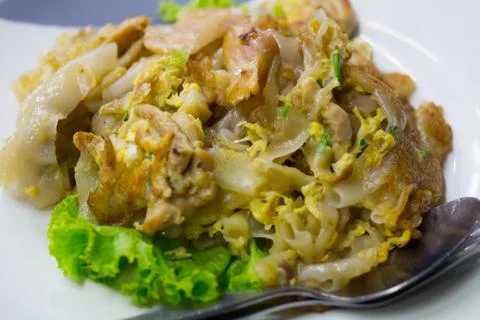 Stir fried flat noodle and chicken and egg Thai street food Foto stock