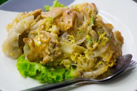 Stir fried flat noodle and chicken and egg Thai street food Foto stock