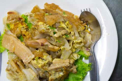Stir fried flat noodle and chicken and egg Thai street food Foto stock