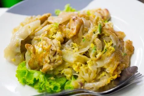 Stir fried flat noodle and chicken and egg Thai street food Foto stock