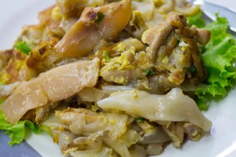 Stir fried flat noodle and chicken and egg Thai street food Foto stock