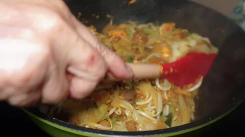 Stir-fried flat rice noodles (Kwetiau Goreng) 動画素材 335984405