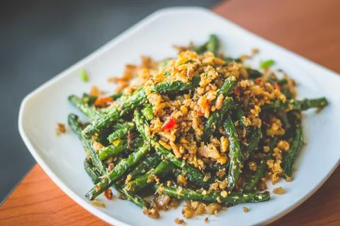 Stir fried long beans with chilli and salted fish served on a  white plate Foto stock