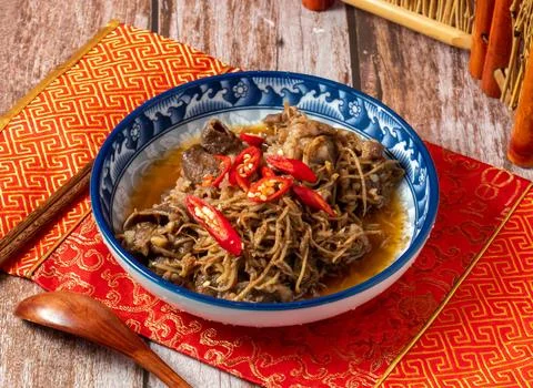 Stir fried mutton with shredded ginger with red pepper, chopsticks and spoo.. Stock Photos