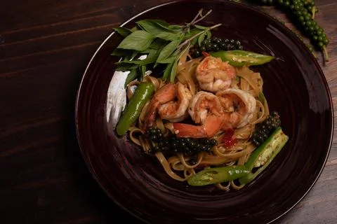 Stir-fried pasta with shrimp.dark background, top view Foto stock