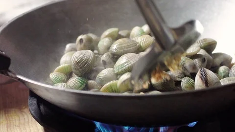 Stir Fried Quahaug Shell with Garlic in Hot Frying Pan, Gas Stove 스톡 동영상 128940904