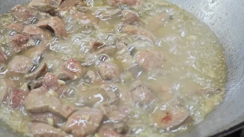 Stir-fried sliced pork liver in boiling hot wok. Видео 342029192