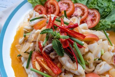 Stir-fried squid with salted egg yolk, onion, spring onion and Chili pepper o Stock Photos