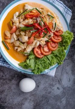 Stir-fried squid with salted egg yolk, onion, spring onion and Chili pepper o Stock Photos