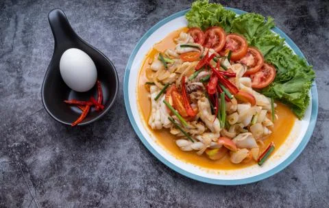 Stir-fried squid with salted egg yolk, onion, spring onion and Chili pepper o Stock Photos