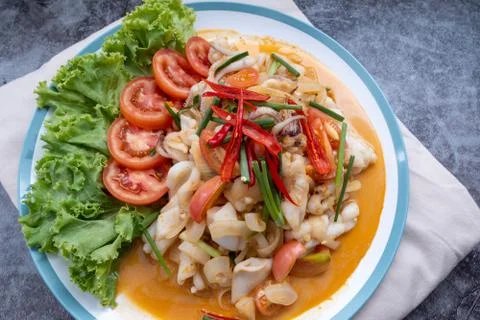 Stir-fried squid with salted egg yolk, onion, spring onion and Chili pepper o Stock Photos