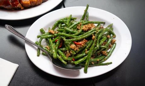 Stir fried string beans with minced pork in a savory garlic sauce, garnishe.. Stock Photos
