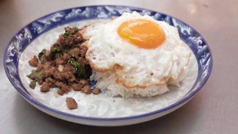 Stir-fried Thai holy basil with minced pork with rice and fried egg. 動画素材 300355470