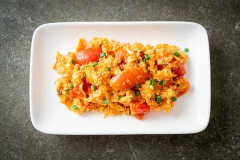 Stir-fried tomatoes with egg or Scrambled eggs with tomatoes Foto stock