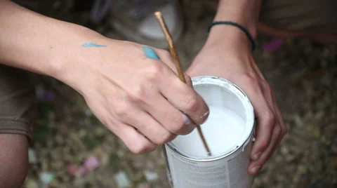Stir the paint in jar Vidéo 63823526