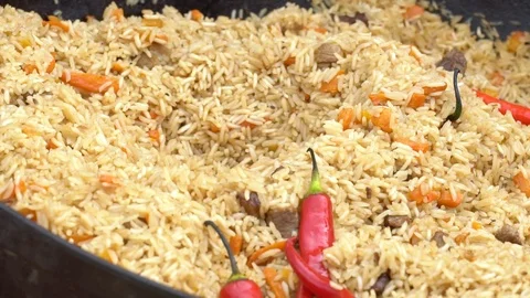 Stir the prepared pilaf in a pan Video stock 119889434