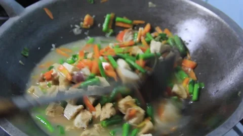 Stir the vegetables and long beans with tofu. add soy sauce vegetable food. Stockbeeldmateriaal 239000080
