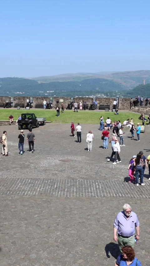 Stirling Castle Visitors  - Vertical Видео 341107668
