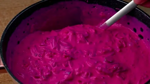 Stirring the beet borscht Video stock 320248627