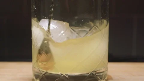 Stirring a cocktail in slow motion Vidéo 84900507