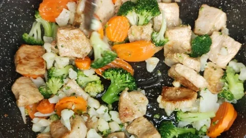 Stirring fried meat with vegetables 库存影片 168912459
