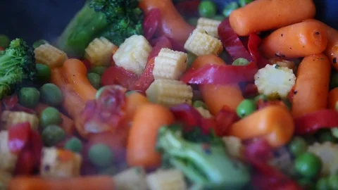 Stirring frying vegetables 스톡 동영상 87763762