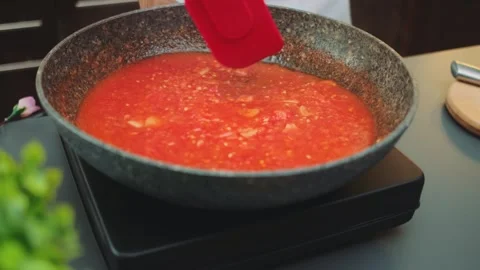 Stirring in the garlic-tomato dressing with a spatula Stock-Footage 249648002