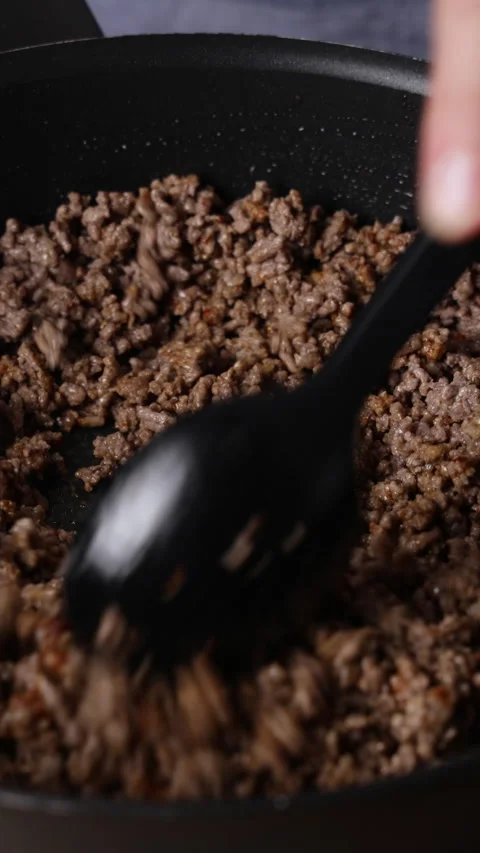 Stirring Ground Beef with Paprika in Pan Vertical Front View Close Up Vidéo 336576561