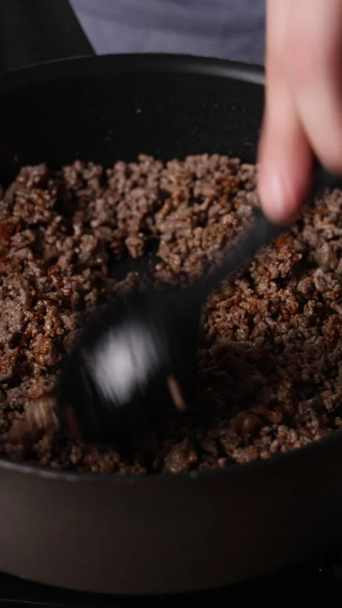 Stirring Ground Beef with Paprika in Pan with Silicone Spoon Vertical Vidéo 336576886