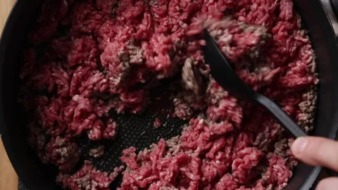 Stirring Ground Beef with Silicone Spoon in Pan Close Up Top View Vídeos de archivo 336577125
