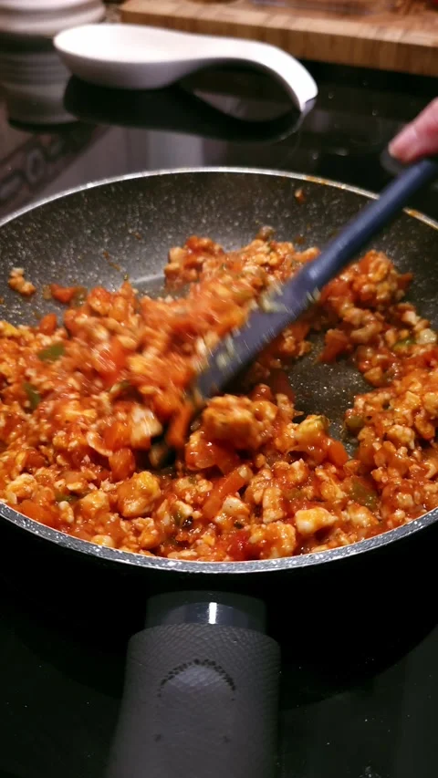 Stirring ground chicken with vegetables and tomato sauce. 動画素材 346068440
