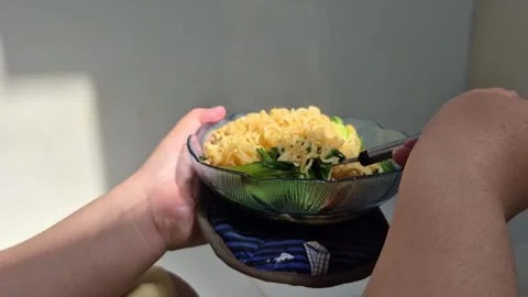 Stirring instant noodle Stock-Footage 325147611