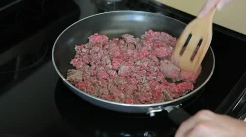 Stirring meat in a frying pan 動画素材 10580037