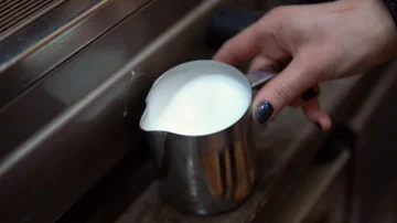 The stirring of the milk in the pitcher 스톡 동영상 86065548