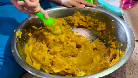 Stirring the pumpkin fruit cake batter 库存影片 329492496