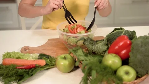 Stirring Tasty Vegetable Salad 動画素材 87284308