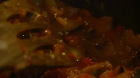 Stirring vegetables in a pan Vídeos de archivo 143720026
